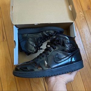 Jordan 1 mid Patent Black